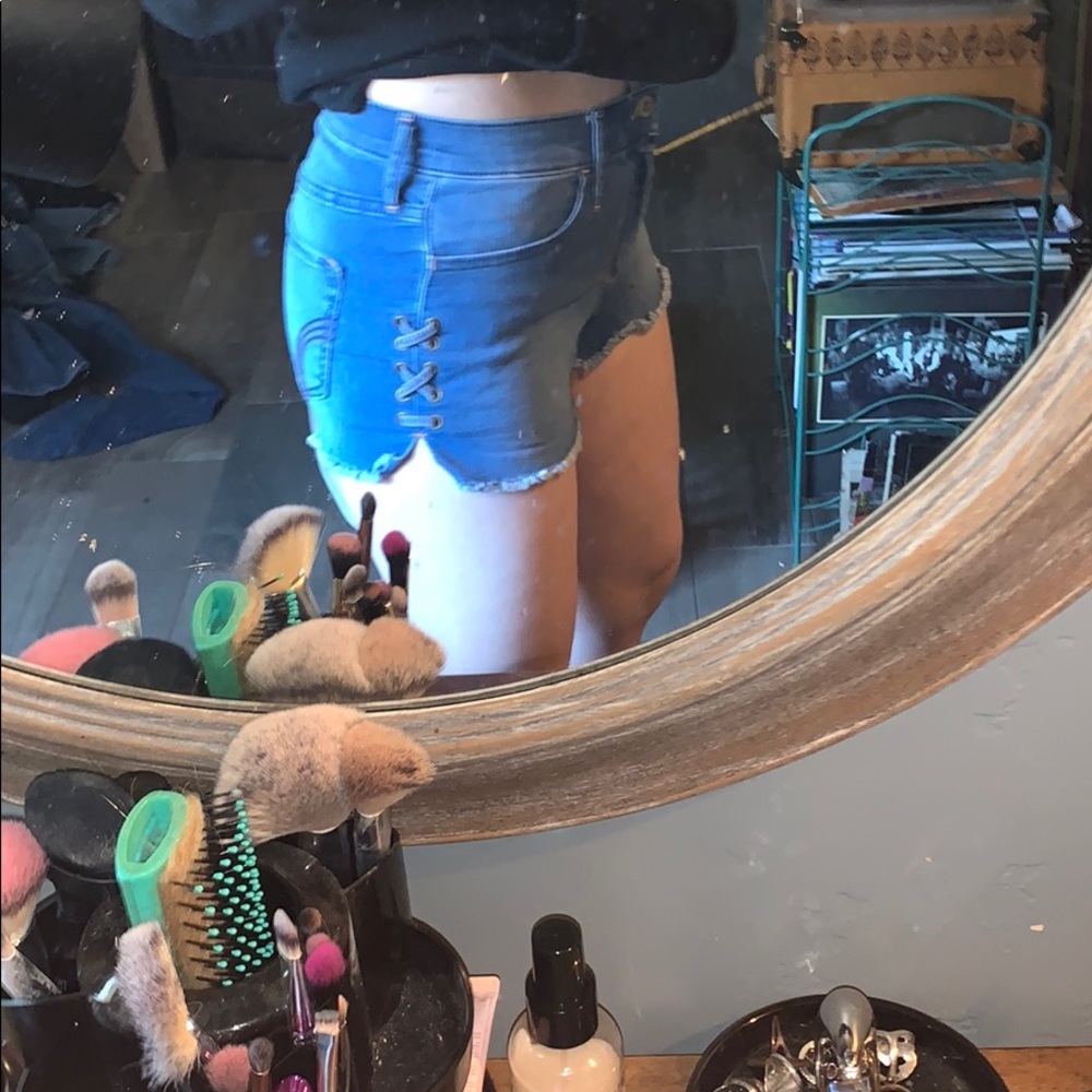 Great quality, high wasted Hollister Jean shorts.